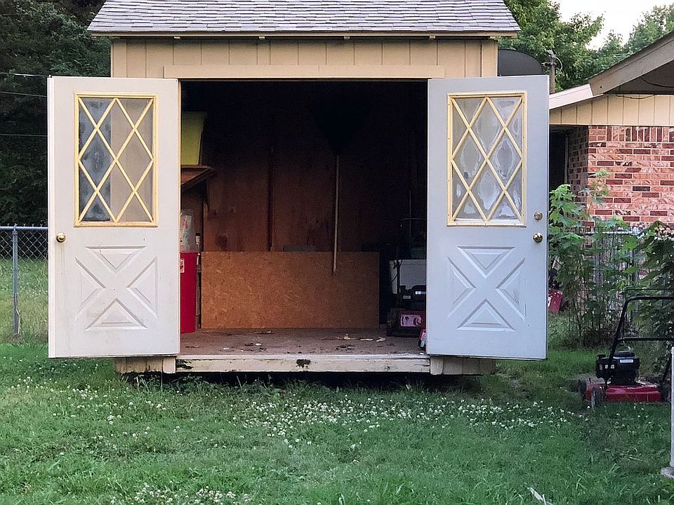 2nd image of 303 Carlton St