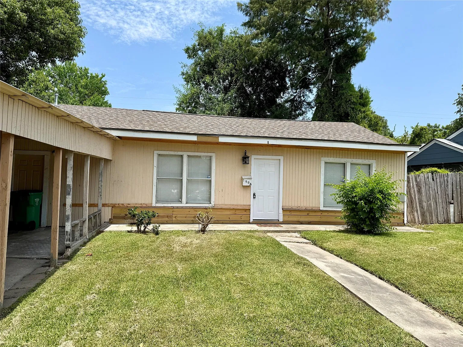 3 bed, 2.0 bath, 1416 sqft, $1,350 — Photo 1