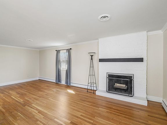 4th image of 619 W North St