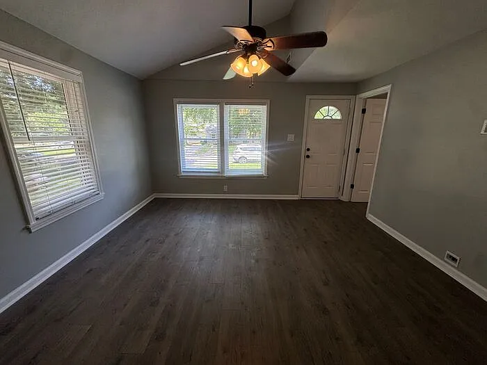 1112 Wellman Ave NE — Photo 2