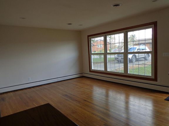 5th image of 4412 Harford Cir NW