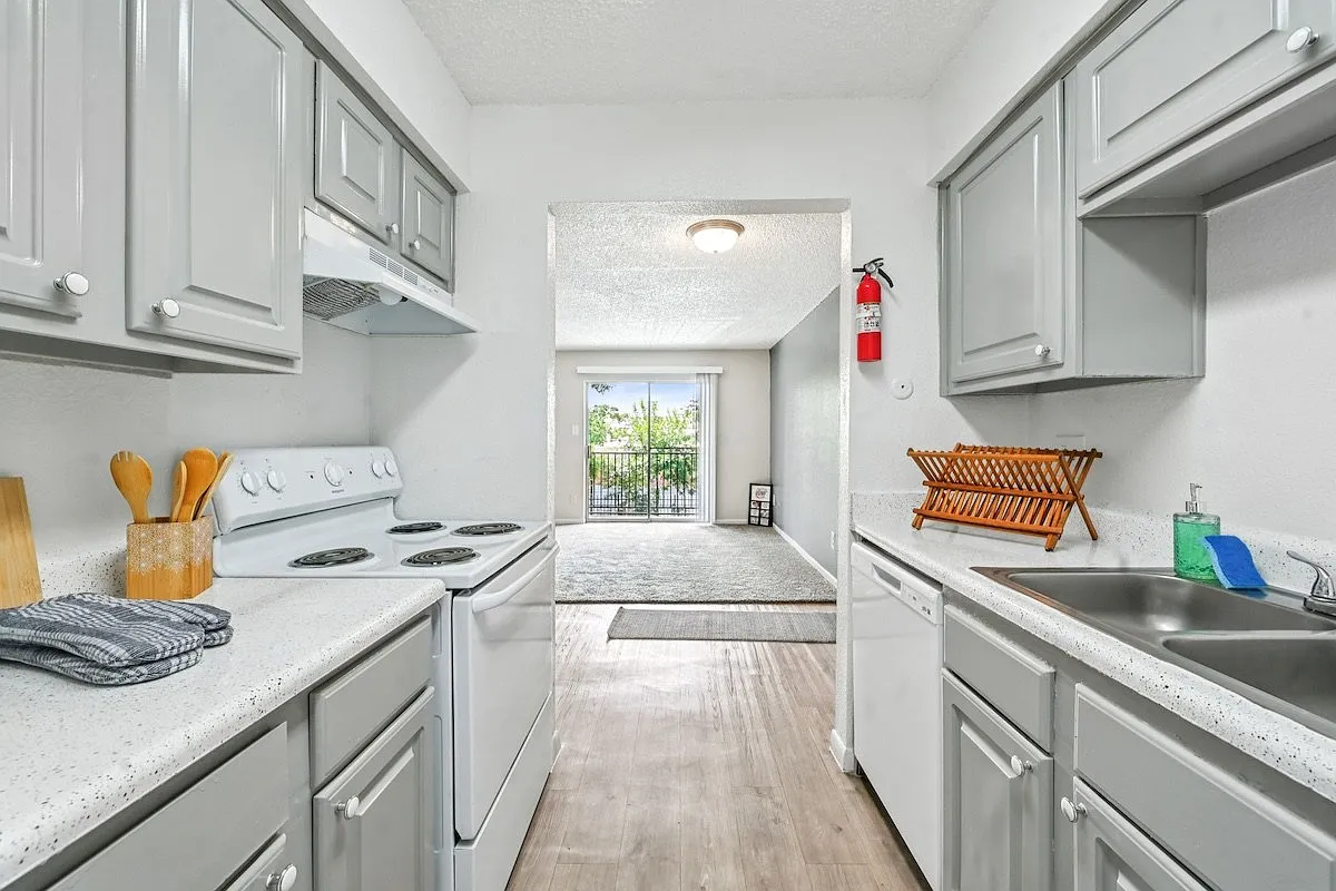 Pine Creek Apartments — Photo 3