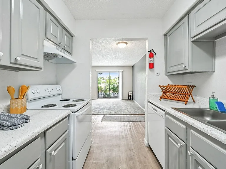 Pine Creek Apartments — Photo 3