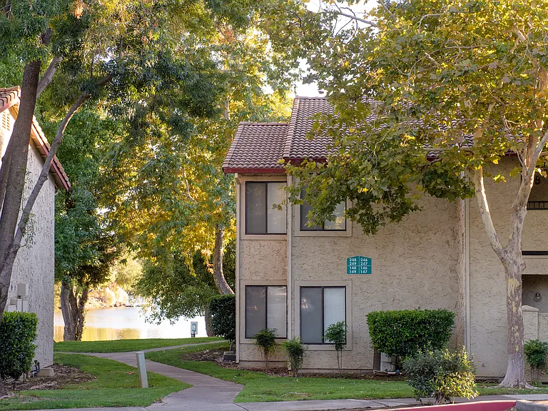 Lakeview Apartments — Photo 5