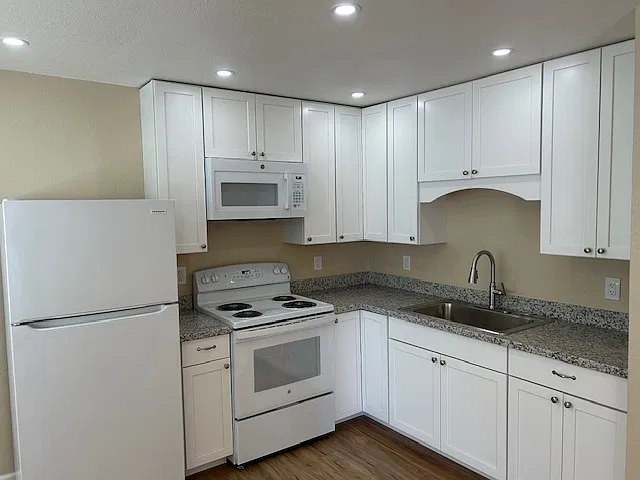 2 bed, 975 sqft, $1,900 — Photo 2