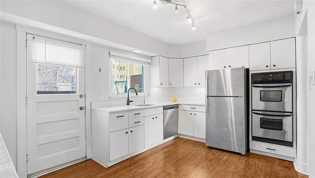 3 bed, 1.5 bath, 1571 sqft, $2,200 — Photo 4