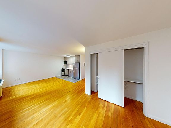 4th image of 121 Reade St APT 5a