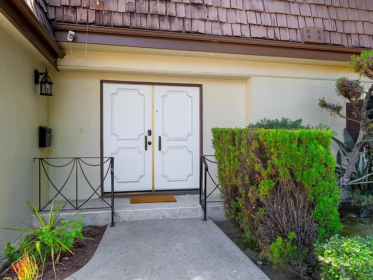 5400 Nagle Ave — Photo 36