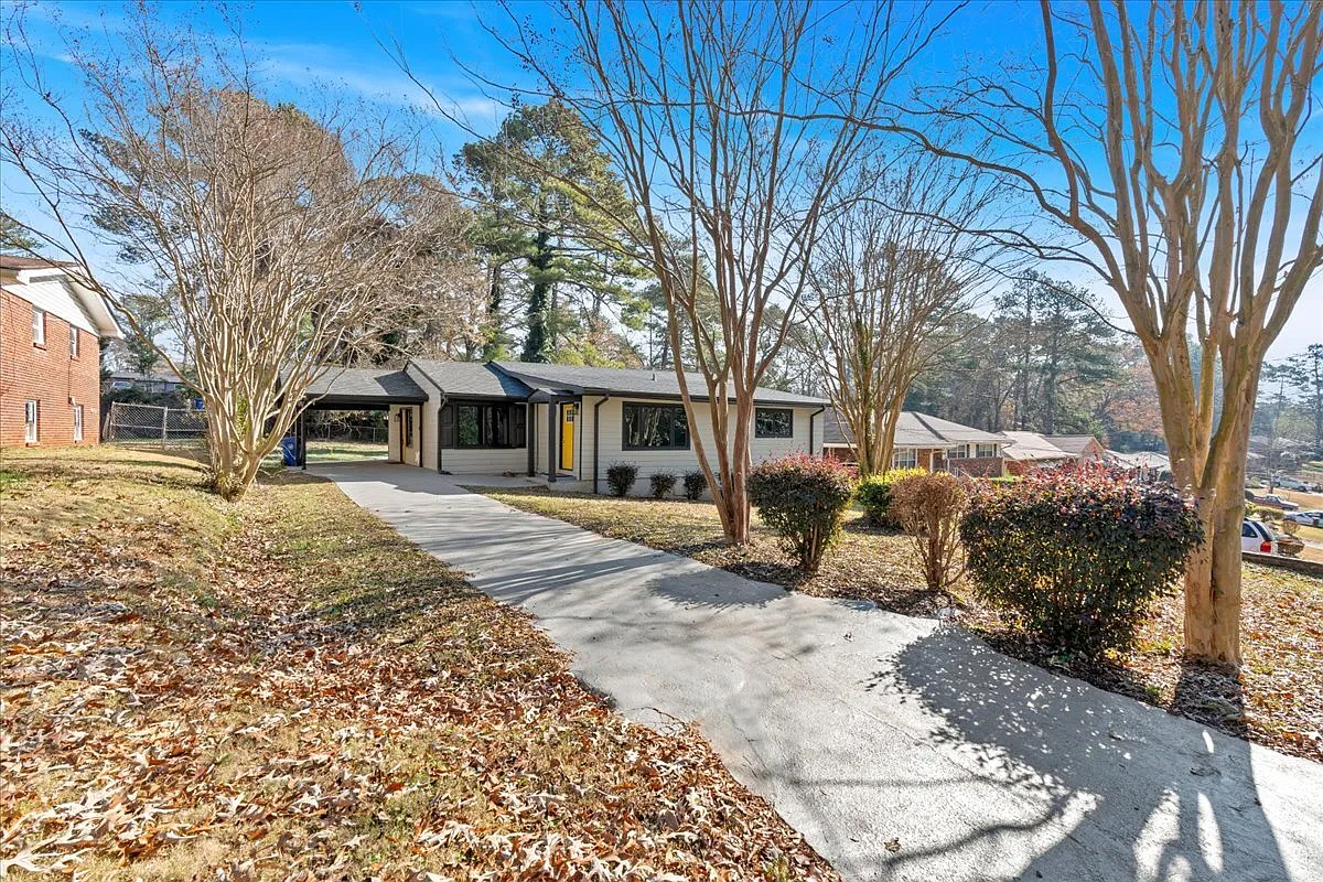 2142 Cloverdale dr - 1 — Photo 3