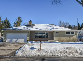 321 Riviera Ln, Watertown, WI 53094