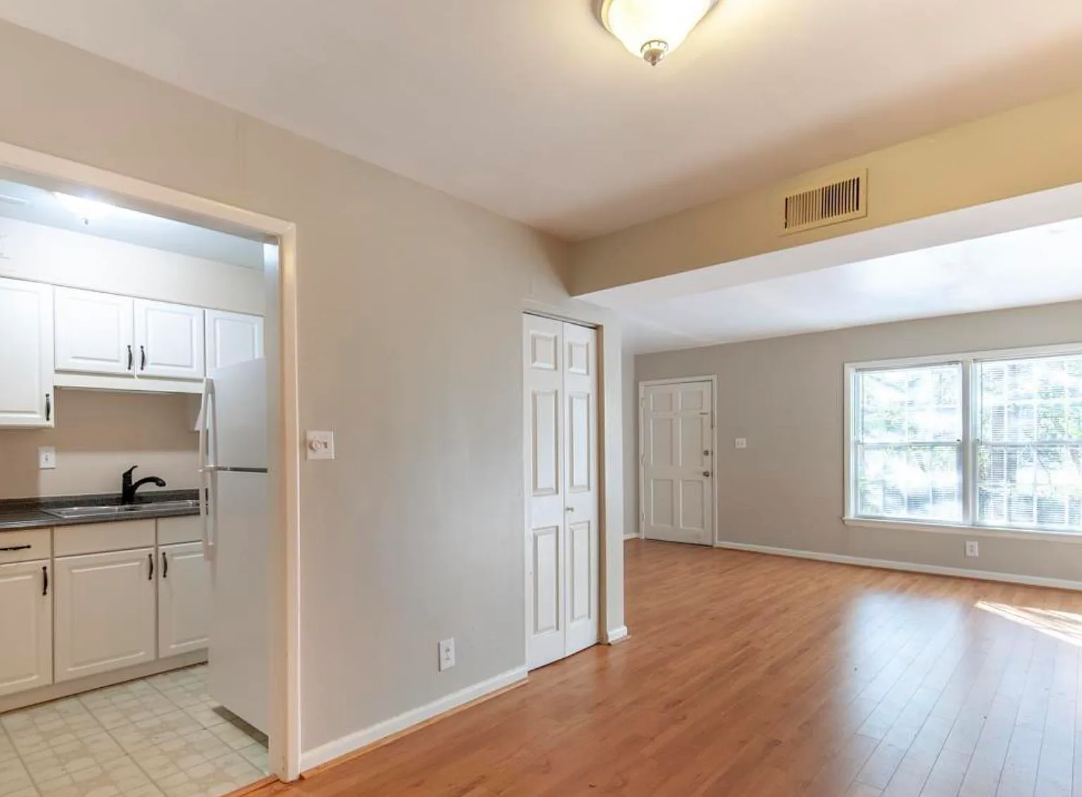 1 bed, 1.0 bath, 676 sqft, $1,300 — Photo 3