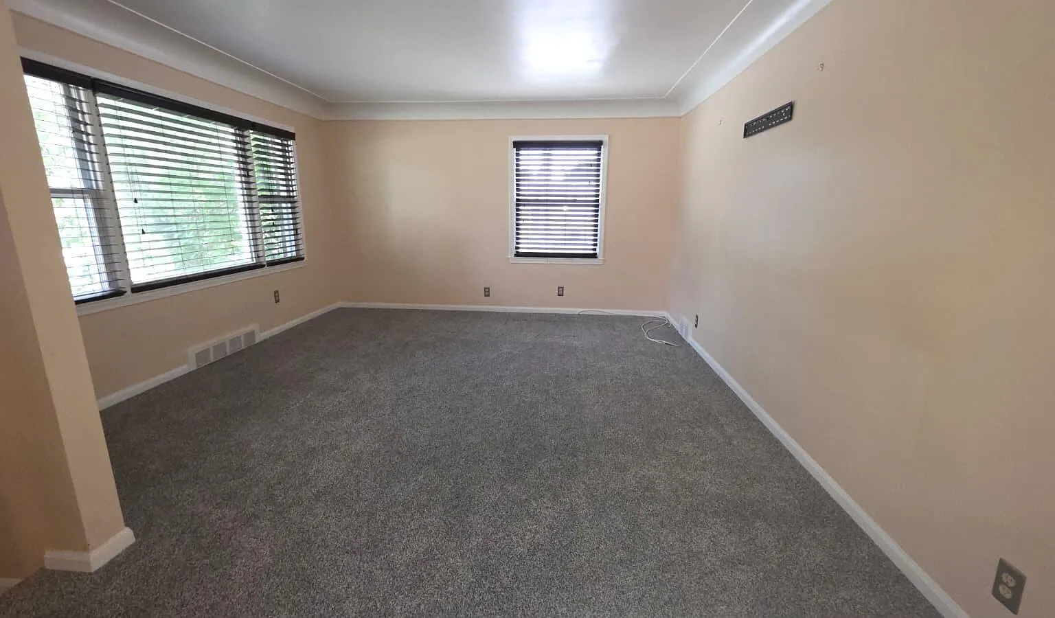 3 bed, 1.0 bath, 1246 sqft, $1,600 — Photo 2