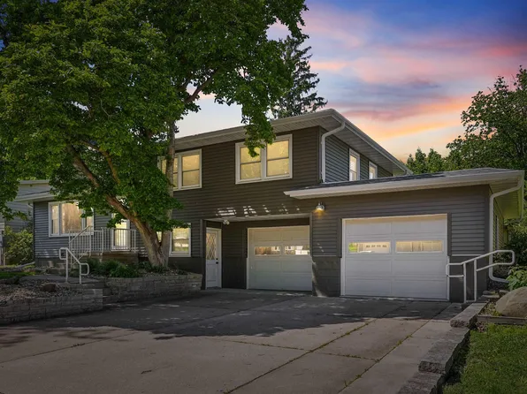 1029 W 13th St, Cedar Falls, IA 50613
