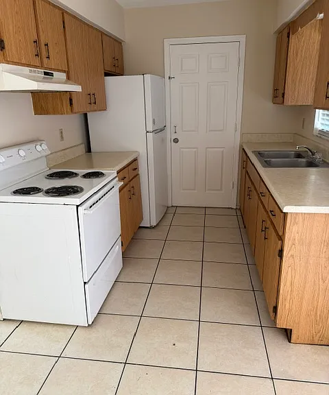 308 E Phoenix St — Photo 4