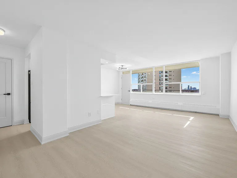 225 Davisville Ave — Photo 39