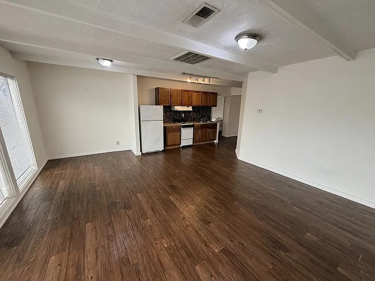 4704 Chenevert St — Photo 11