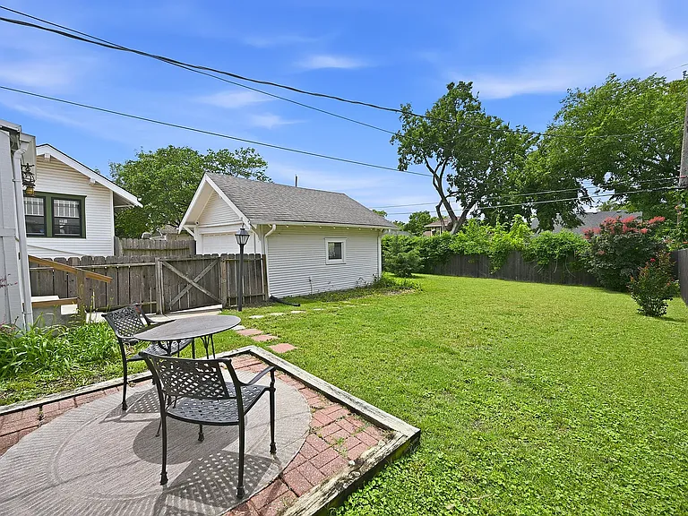 411 N Clifton Ave — Photo 29