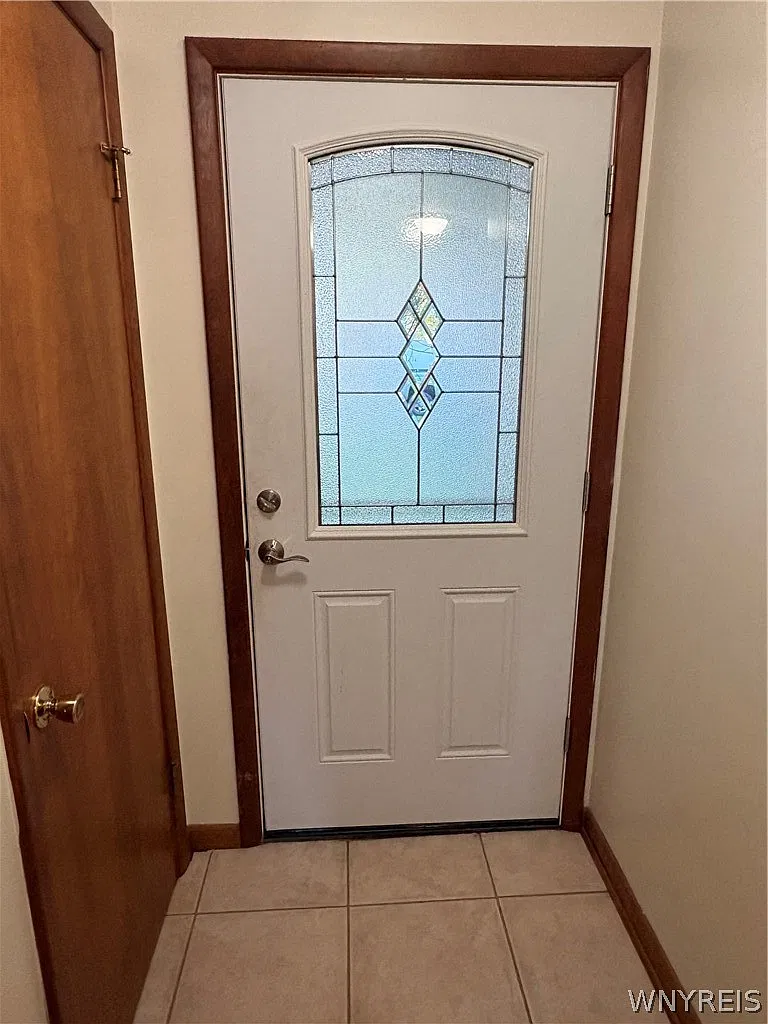 3 bed, 1.5 bath, 1391 sqft, $2,300 — Photo 2