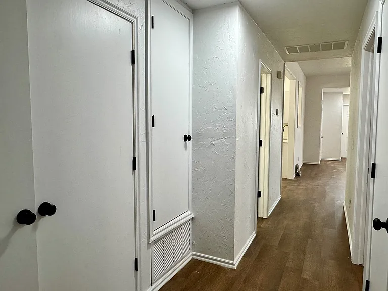 223 W 6th St — Photo 12