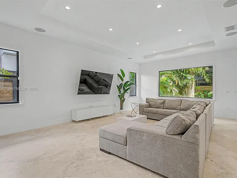 2561 Trapp Ave — Photo 6