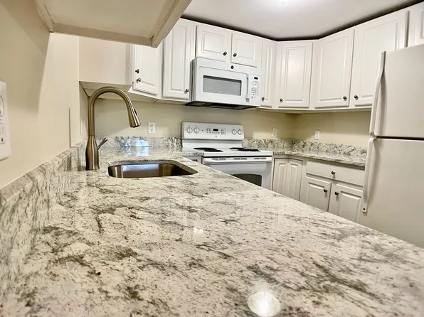 78 Center St APT 114, Dennis Pt, MA 02639