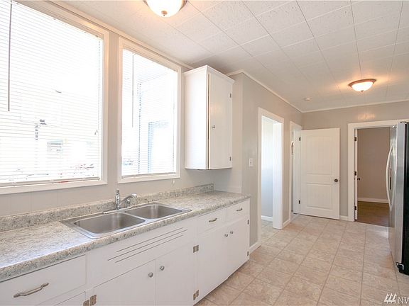4th image of 221 Karr Ave