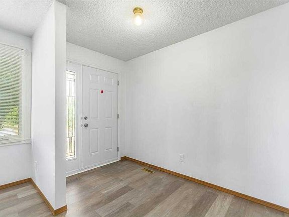 4th image of 123 N Whitworth Way NE