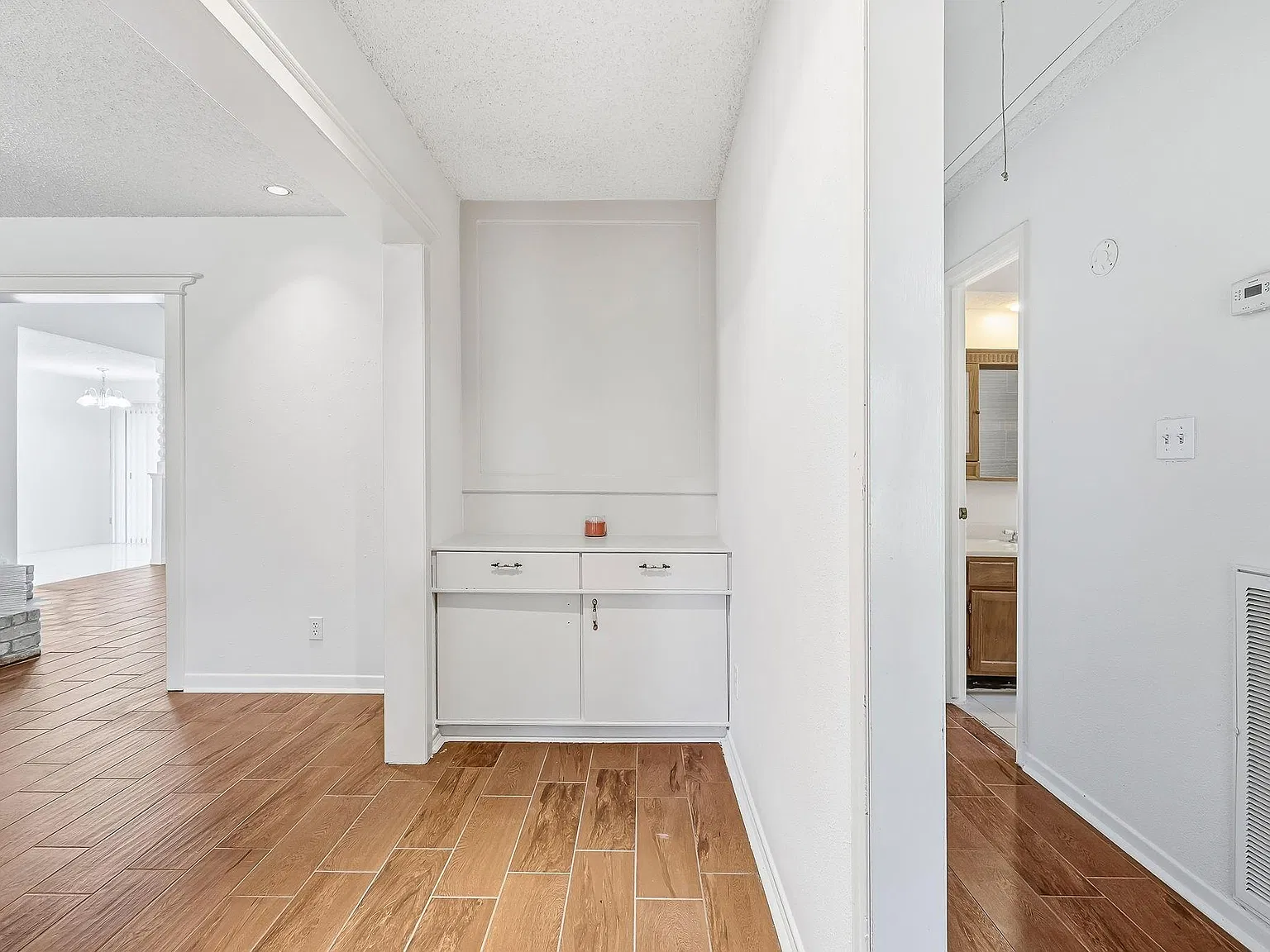 3 bed, 2.0 bath, 1760 sqft, $1,900 — Photo 4