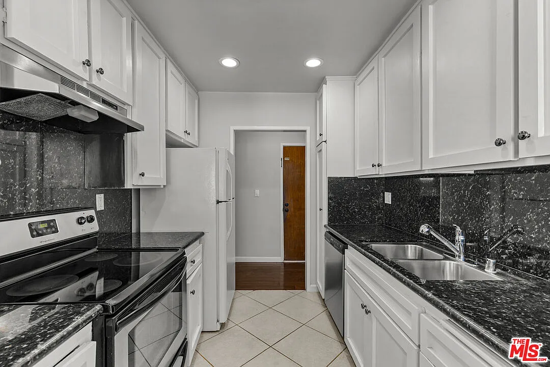 3 bed, 2.0 bath, $4,500 — Photo 4