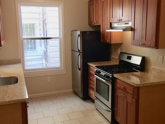 3rd image of 3201 Gough St APT 105