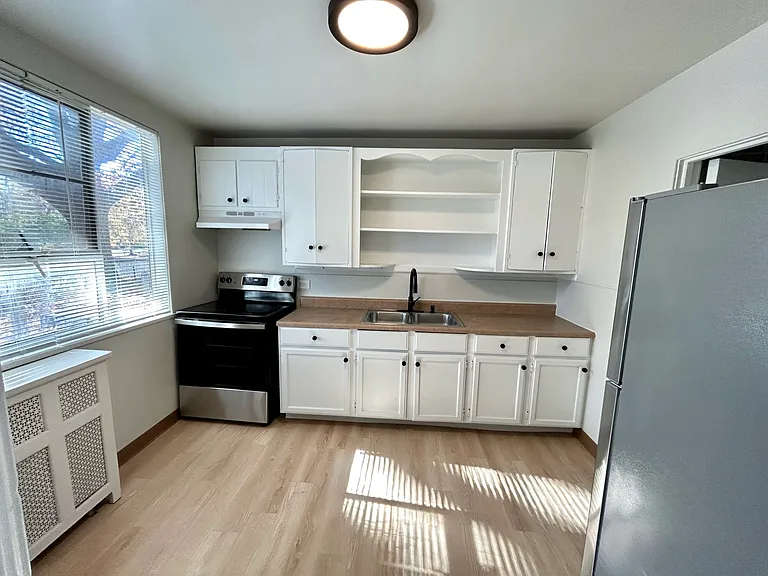 37 Farragut Rd — Photo 3