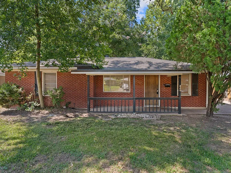 826 Martha Ln — Photo 1