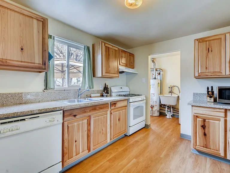 216 S Irving St — Photo 8