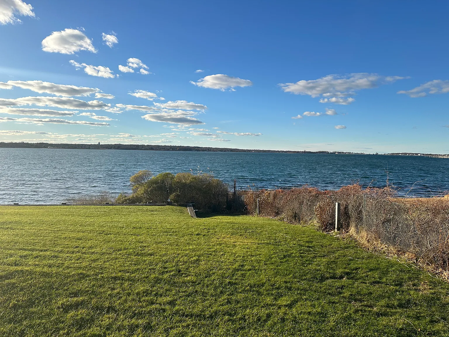 Idyllic Montauk Waterfront Beach Cottage — Photo 4