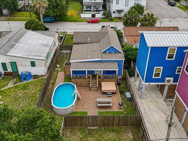 1022 Avenue L — Photo 2