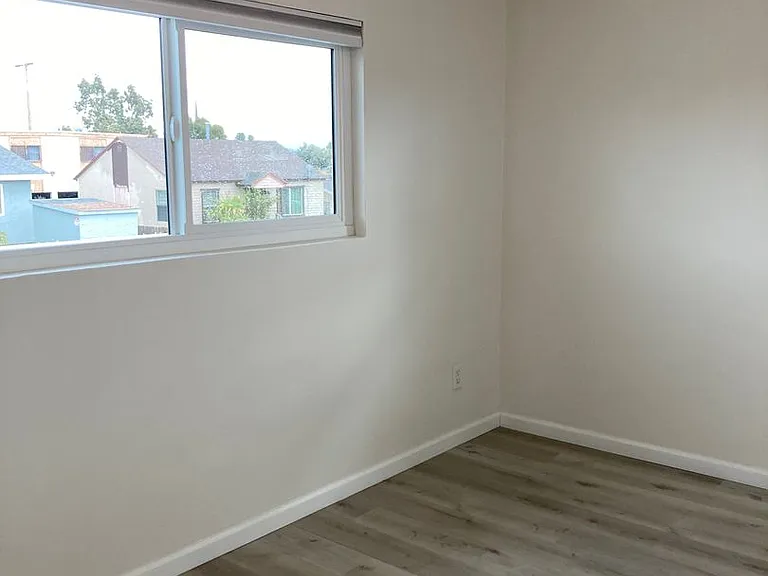 3826 Winona Ave, Contemporary upgrades and off-street parking — Photo 28
