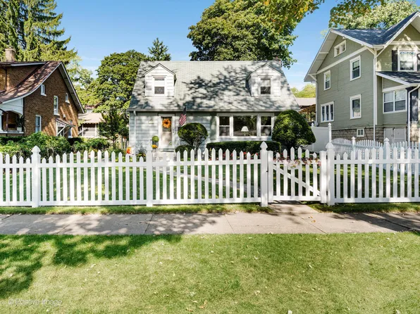 325 E York Ave, West Chicago, IL 60185