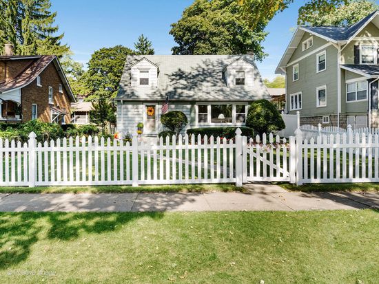 325 E York Ave, West Chicago, IL 60185