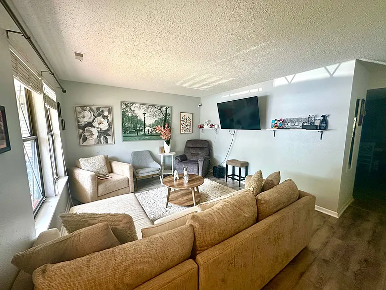 719 Taft Ave — Photo 3