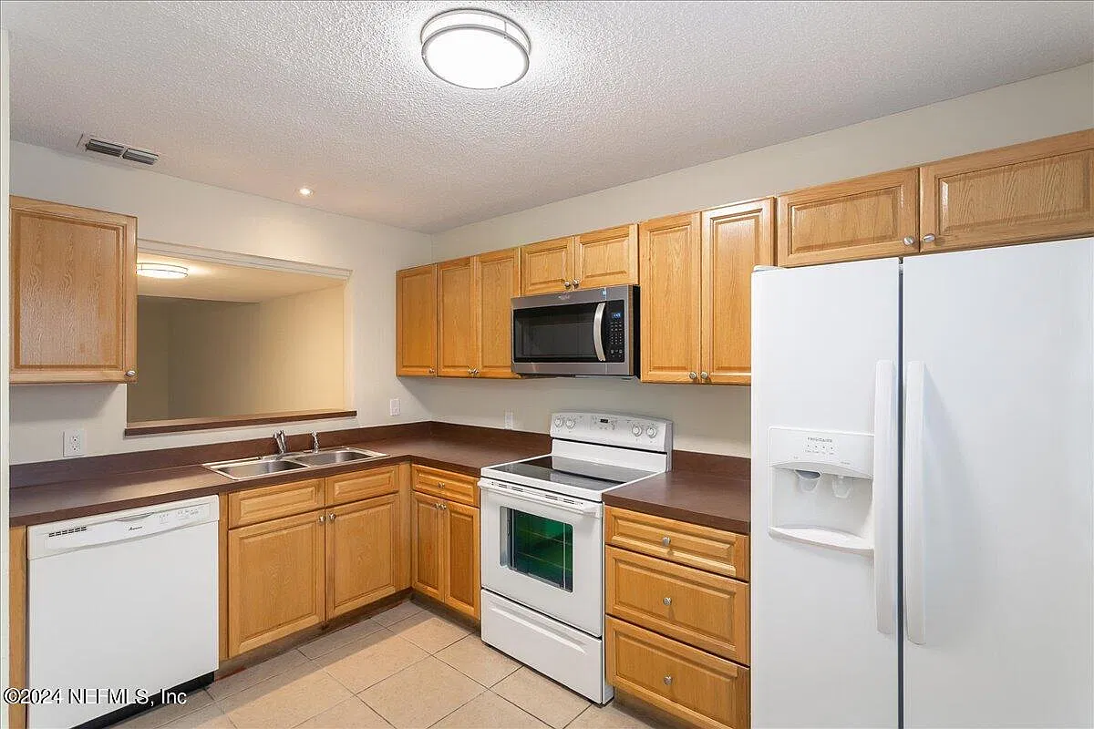 2 bed, 2.5 bath, 1258 sqft, $1,425 — Photo 1