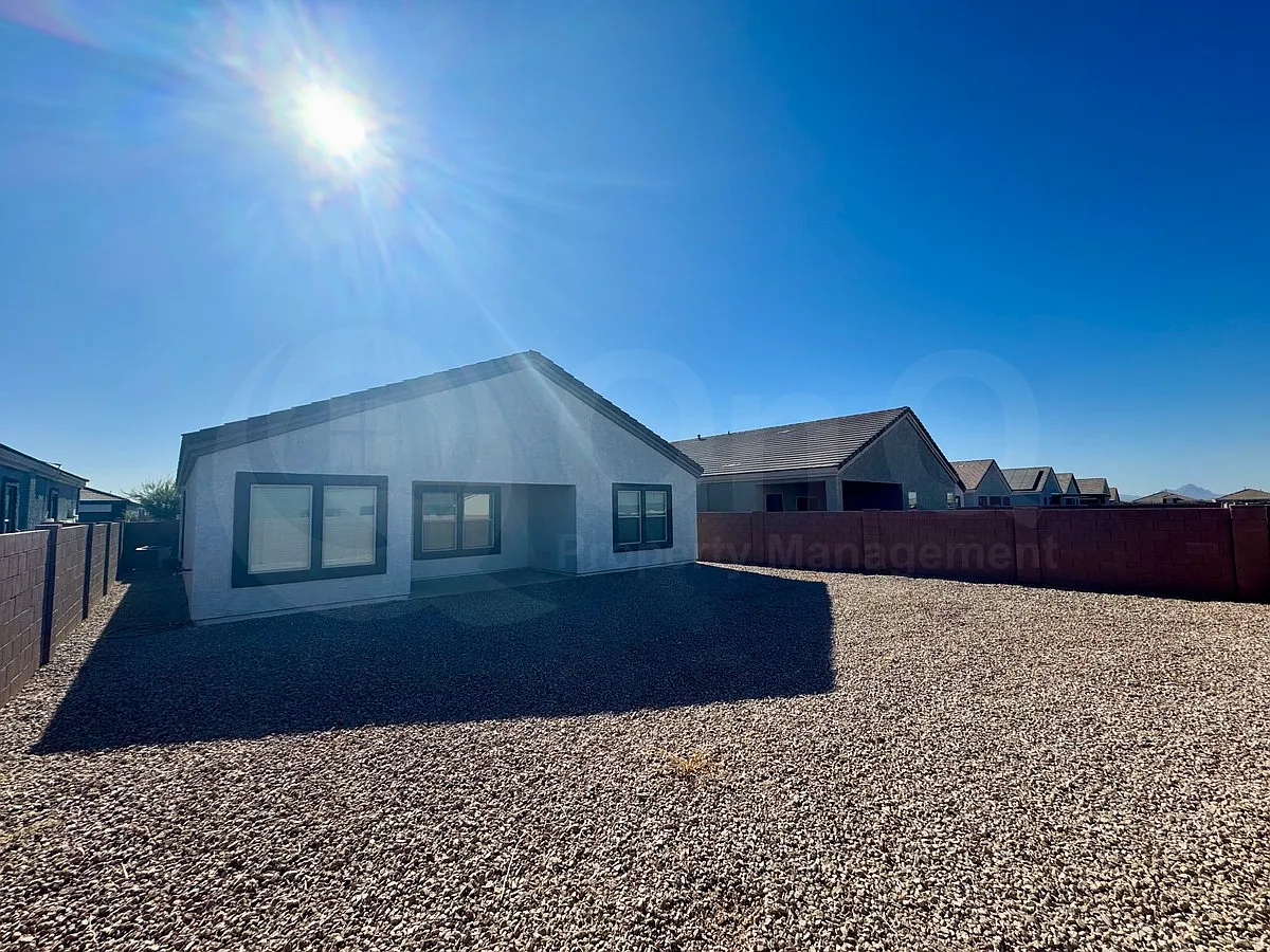 4 bed, 2.0 bath, 1760 sqft, $1,899 — Photo 2