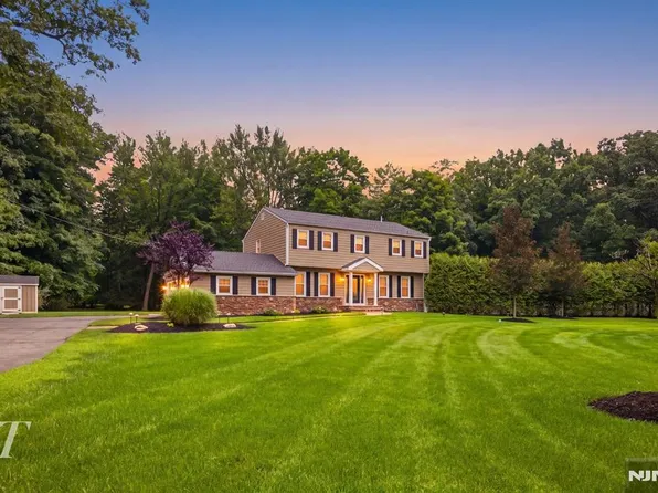 29 Sunrise Ln, Upper Saddle River, NJ 07458