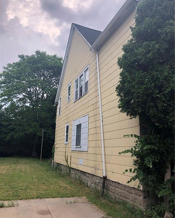 2nd image of 523 Fargo Ave