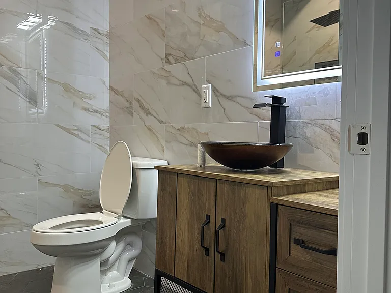1st Floor bathroom has walkin shower