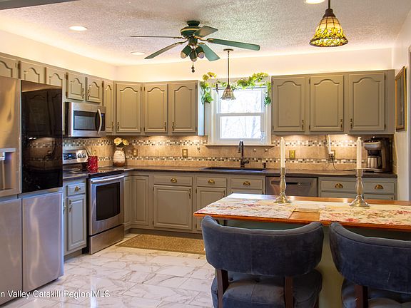 3rd image of 1441 Thickett Road
