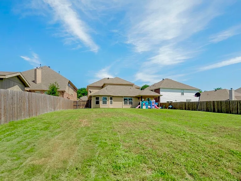 5727 Mountain Hollow Dr — Photo 3