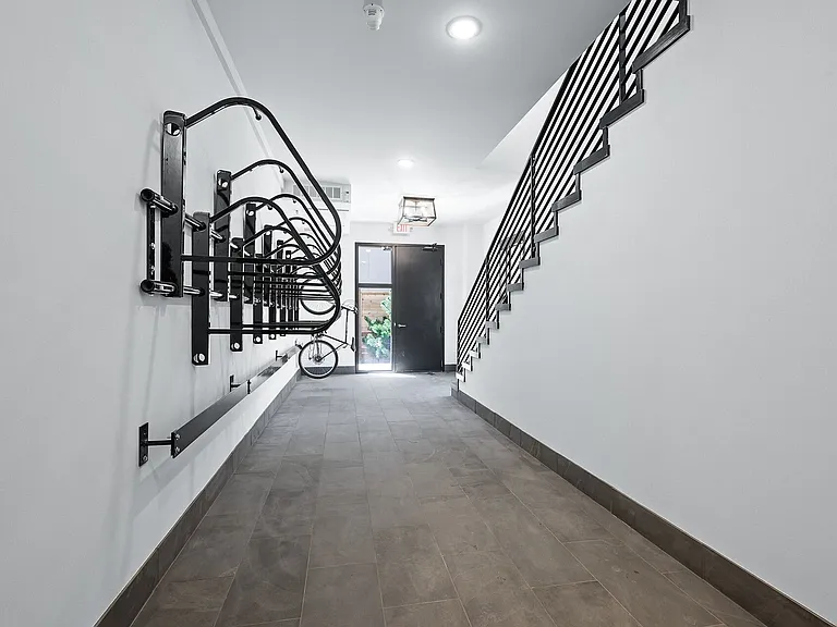 Laurel Apartments — Photo 9