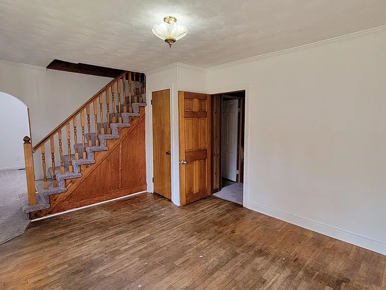 10290 Lewistown Rd — Photo 2