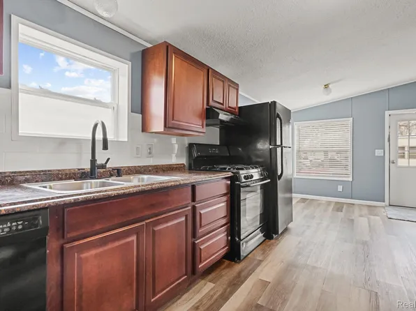 6 Ponderosa Trl S, Belleville, MI 48111