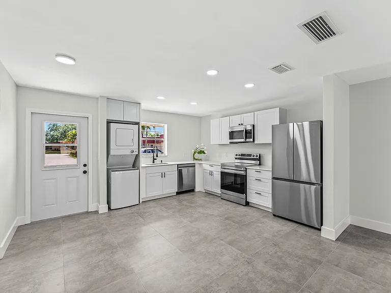 711 Laconia Cir #B — Photo 5